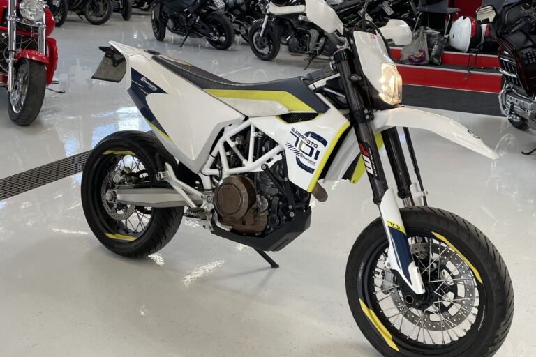 Husqvarna - 701 - Supermoto // Juuri saapunut! / Wings // - Moottoripyörä