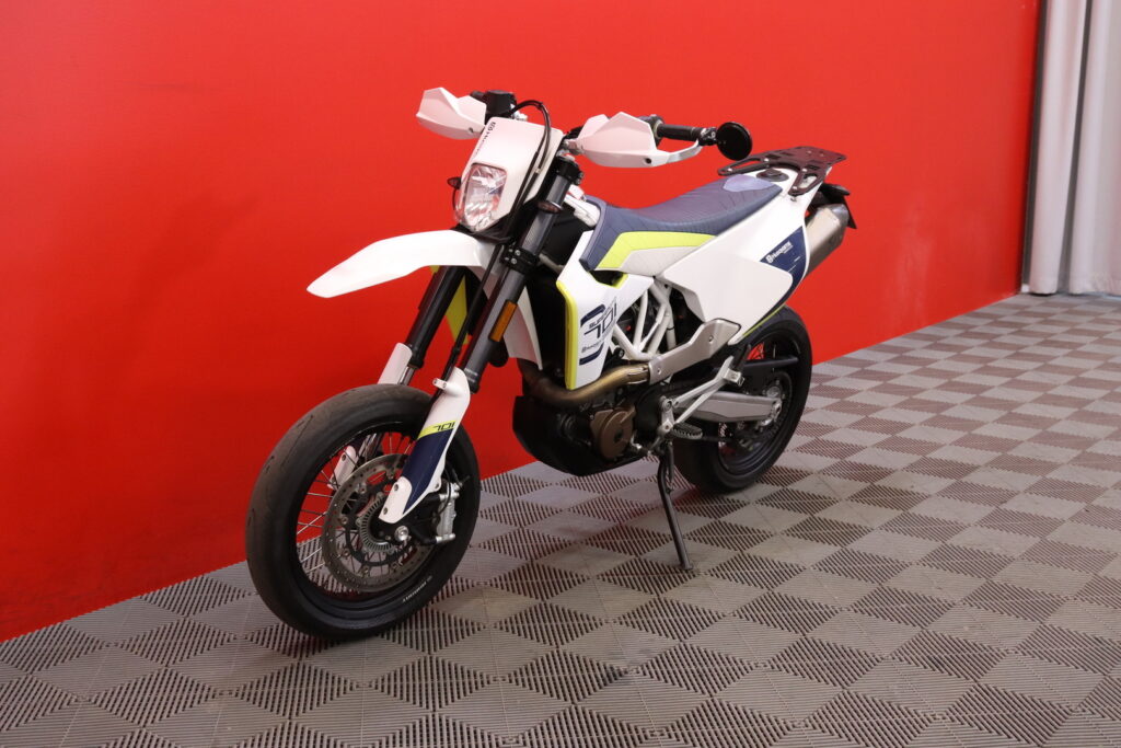 Husqvarna - 701 - Supermoto // Juuri saapunut! / Akrapovic / Brembo // Husqvarna - 701 - Supermoto // Juuri saapunut! / Akrapovic / Brembo // - Moottoripyörä