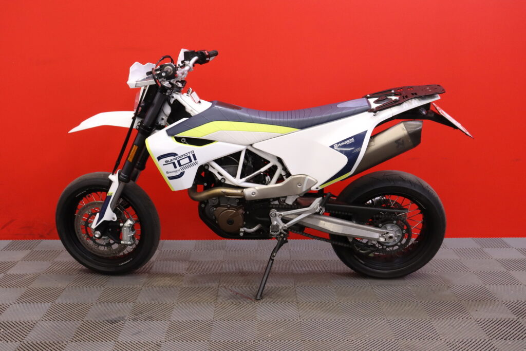 Husqvarna - 701 - Supermoto // Juuri saapunut! / Akrapovic / Brembo // Husqvarna - 701 - Supermoto // Juuri saapunut! / Akrapovic / Brembo // - Moottoripyörä