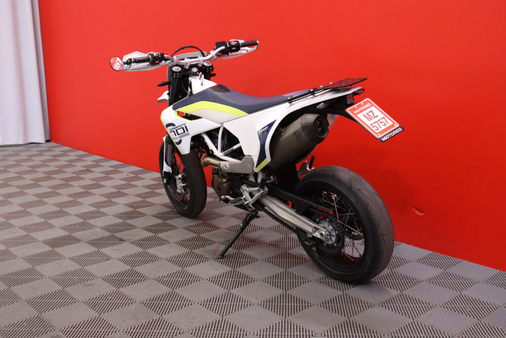 Husqvarna - 701 - Supermoto // Juuri saapunut! / Akrapovic / Brembo // Husqvarna - 701 - Supermoto // Juuri saapunut! / Akrapovic / Brembo // - Moottoripyörä