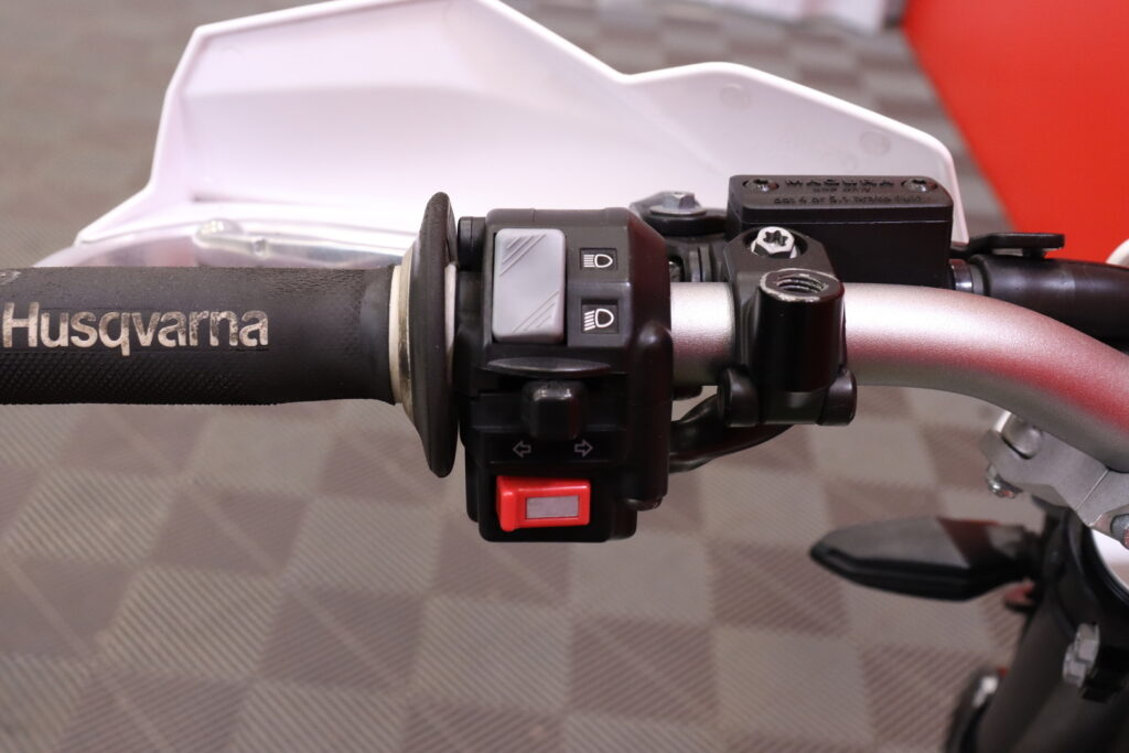 Husqvarna - 701 - Supermoto // Juuri saapunut! / Akrapovic / Brembo // Husqvarna - 701 - Supermoto // Juuri saapunut! / Akrapovic / Brembo // - Moottoripyörä