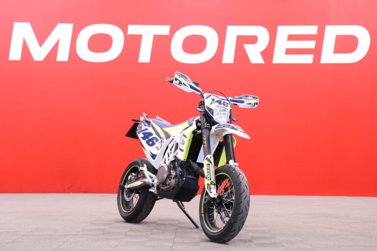 Husqvarna - 701 - // Akrapovic / A2 kuristettavissa / Tyylikäs / Uusi eturengas / TC / ABS // - Moottoripyörä