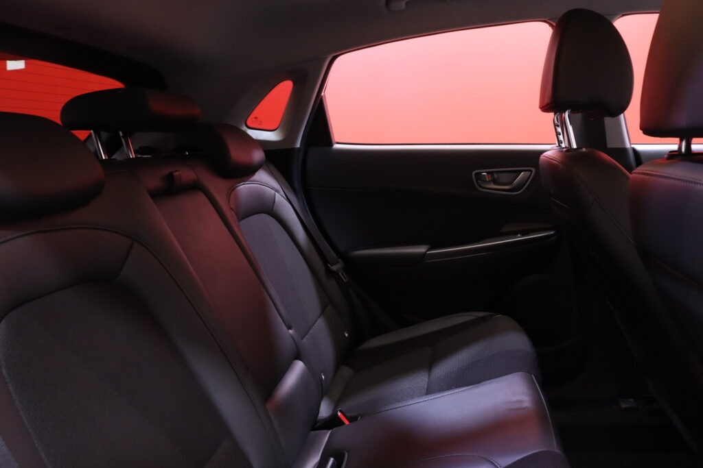 Hyundai - Kona Electric - 64 kWh 204 hv Style // Krell / Lämpöpumppu / ACC / Navi / Keyless / Ratinlämmitys / LED / P. kamera / CarPlay Hyundai - Kona Electric - 64 kWh 204 hv Style // Krell / Lämpöpumppu / ACC / Navi / Keyless / Ratinlämmitys / LED / P. kamera / CarPlay - Maastoauto