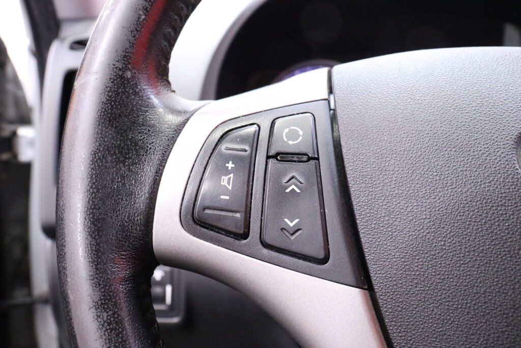Hyundai - i30 - Wagon 1,6 CVVT 5MT ISG Comfort // Suomi-Auto / Huoltokirja / Sähkölasit / Isofix // Hyundai - i30 - Wagon 1,6 CVVT 5MT ISG Comfort // Suomi-Auto / Huoltokirja / Sähkölasit / Isofix // - Farmari