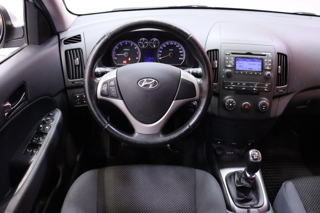Hyundai - i30 - Wagon 1,6 CVVT 5MT ISG Comfort // Suomi-Auto / Huoltokirja / Sähkölasit / Isofix // Hyundai - i30 - Wagon 1,6 CVVT 5MT ISG Comfort // Suomi-Auto / Huoltokirja / Sähkölasit / Isofix // - Farmari