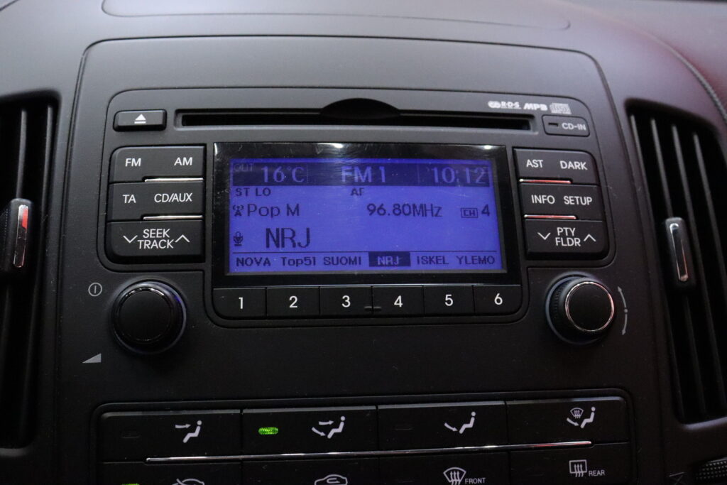 Hyundai - i30 - Wagon 1,6 CVVT 5MT ISG Comfort // Suomi-Auto / Huoltokirja / Sähkölasit / Isofix // Hyundai - i30 - Wagon 1,6 CVVT 5MT ISG Comfort // Suomi-Auto / Huoltokirja / Sähkölasit / Isofix // - Farmari