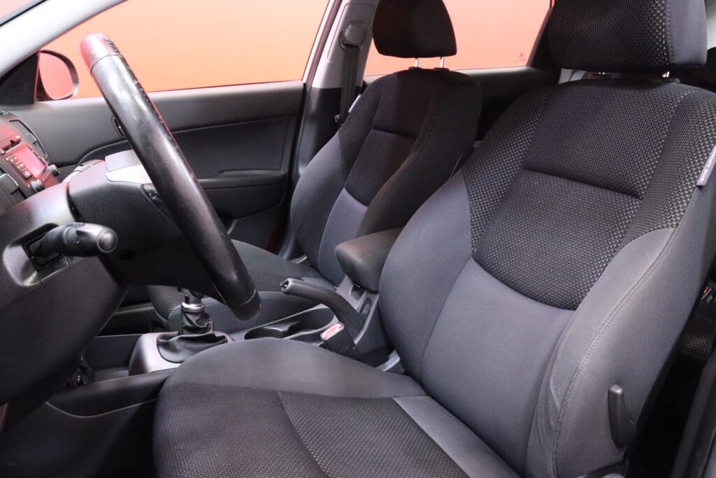 Hyundai - i30 - Wagon 1,6 CVVT 5MT ISG Comfort // Suomi-Auto / Huoltokirja / Sähkölasit / Isofix // Hyundai - i30 - Wagon 1,6 CVVT 5MT ISG Comfort // Suomi-Auto / Huoltokirja / Sähkölasit / Isofix // - Farmari