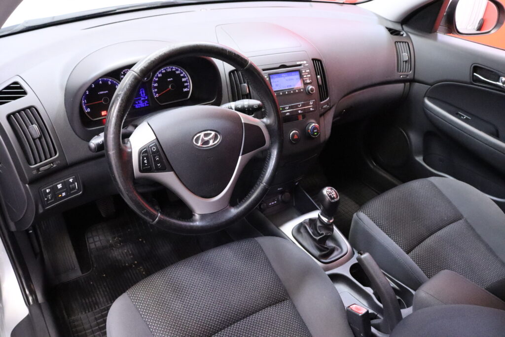 Hyundai - i30 - Wagon 1,6 CVVT 5MT ISG Comfort // Suomi-Auto / Huoltokirja / Sähkölasit / Isofix // Hyundai - i30 - Wagon 1,6 CVVT 5MT ISG Comfort // Suomi-Auto / Huoltokirja / Sähkölasit / Isofix // - Farmari