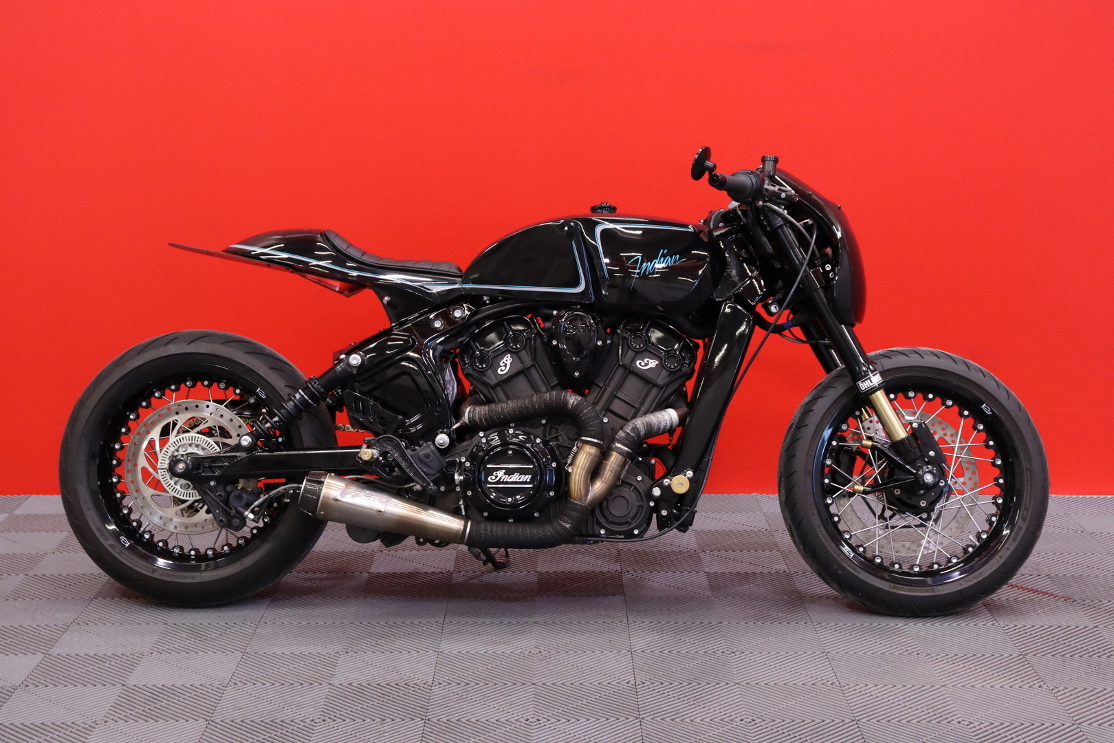 INDIAN - Scout - Custom // Täysin rakennettu! / Öhlins / LED / Brembo / Two Brothers // - Moottoripyörä