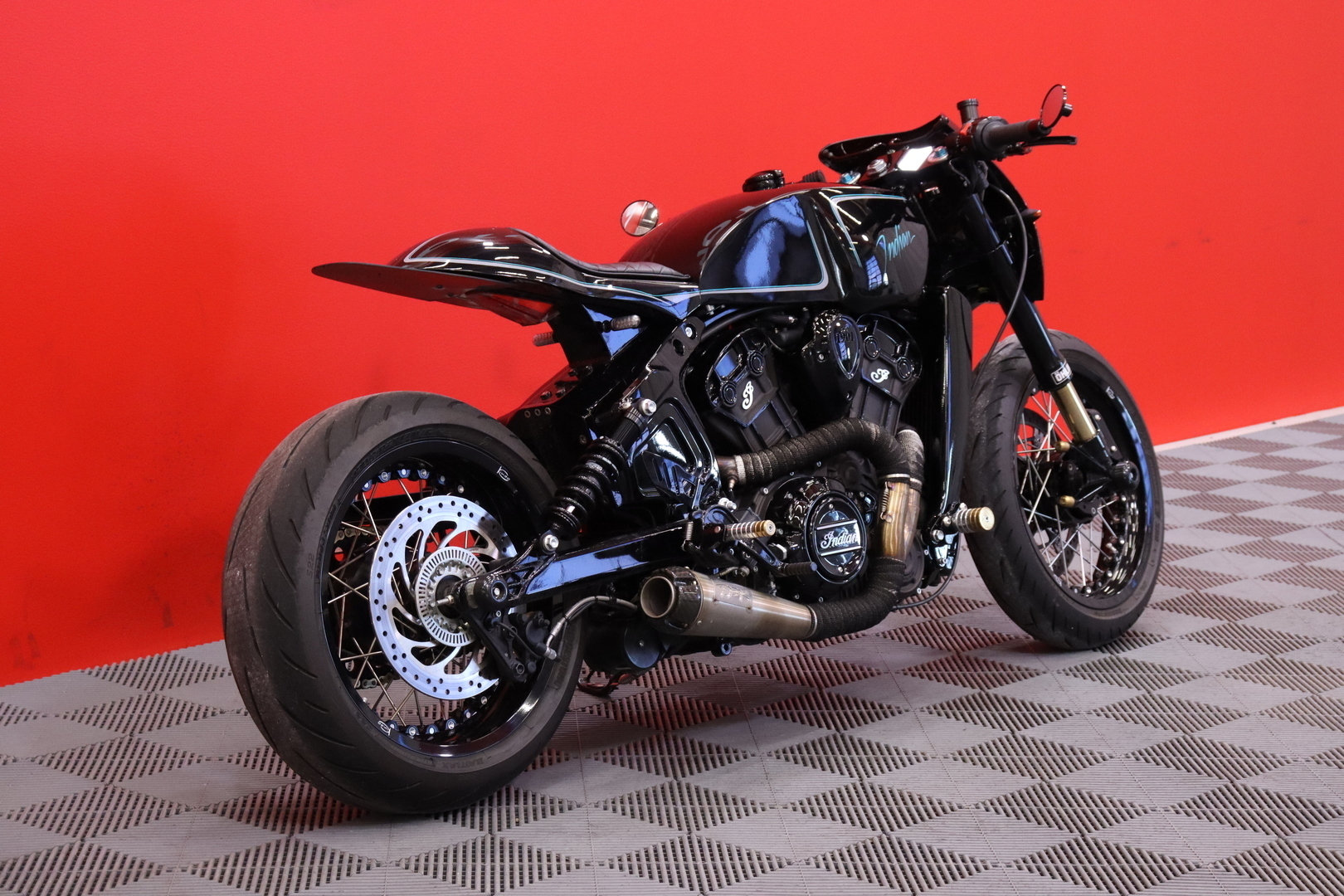INDIAN - Scout - Custom // Täysin rakennettu! / Öhlins / LED / Brembo / Two Brothers // - Moottoripyörä