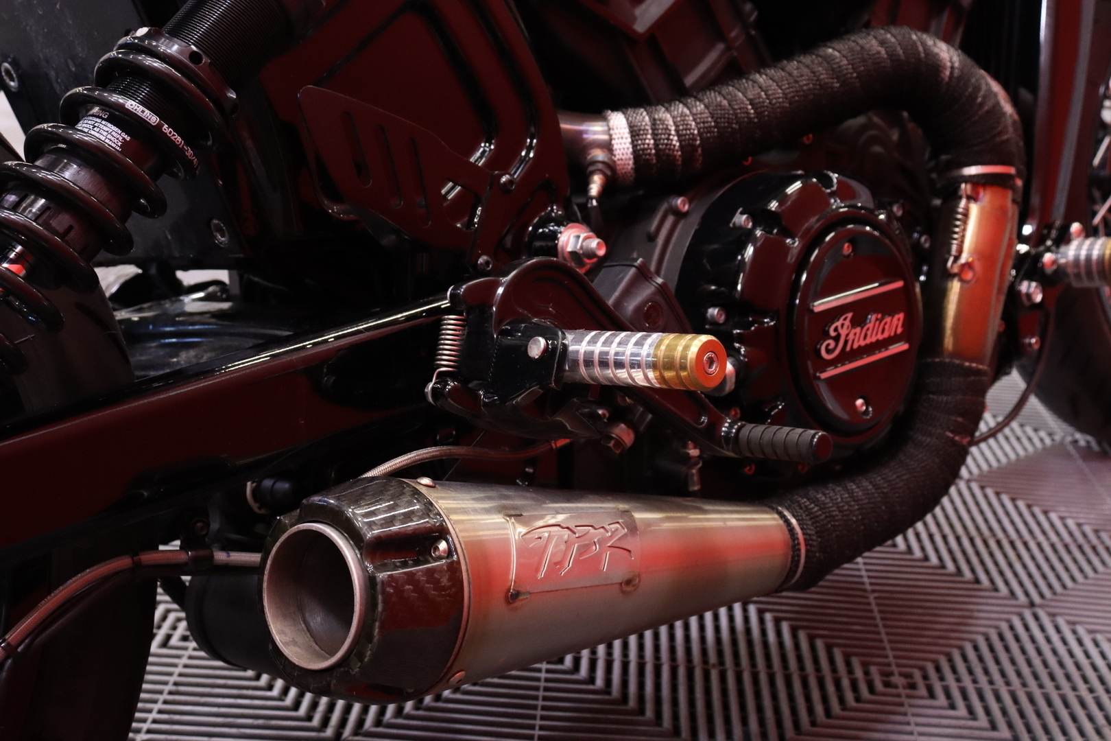 INDIAN - Scout - Custom // Täysin rakennettu! / Öhlins / LED / Brembo / Two Brothers // - Moottoripyörä