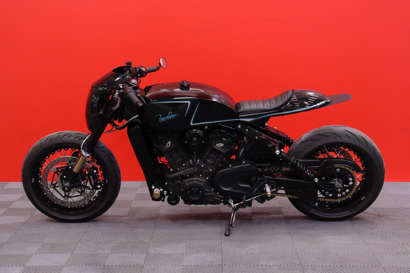 INDIAN - Scout - Custom // Täysin rakennettu! / Öhlins / LED / Brembo / Two Brothers // - Moottoripyörä