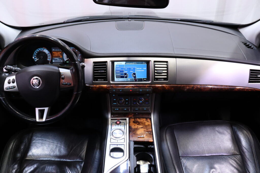 Jaguar - XF - XF Sedan (AA) 4ov 2997cm3 A // MYYDÄÄN HUUTOKAUPAT.COM! / Luxury / Navi / Lämmitettävät etuistuimet / Nahkaverhoilu / Vakkari // Jaguar - XF - XF Sedan (AA) 4ov 2997cm3 A // MYYDÄÄN HUUTOKAUPAT.COM! / Luxury / Navi / Lämmitettävät etuistuimet / Nahkaverhoilu / Vakkari // - Sedan