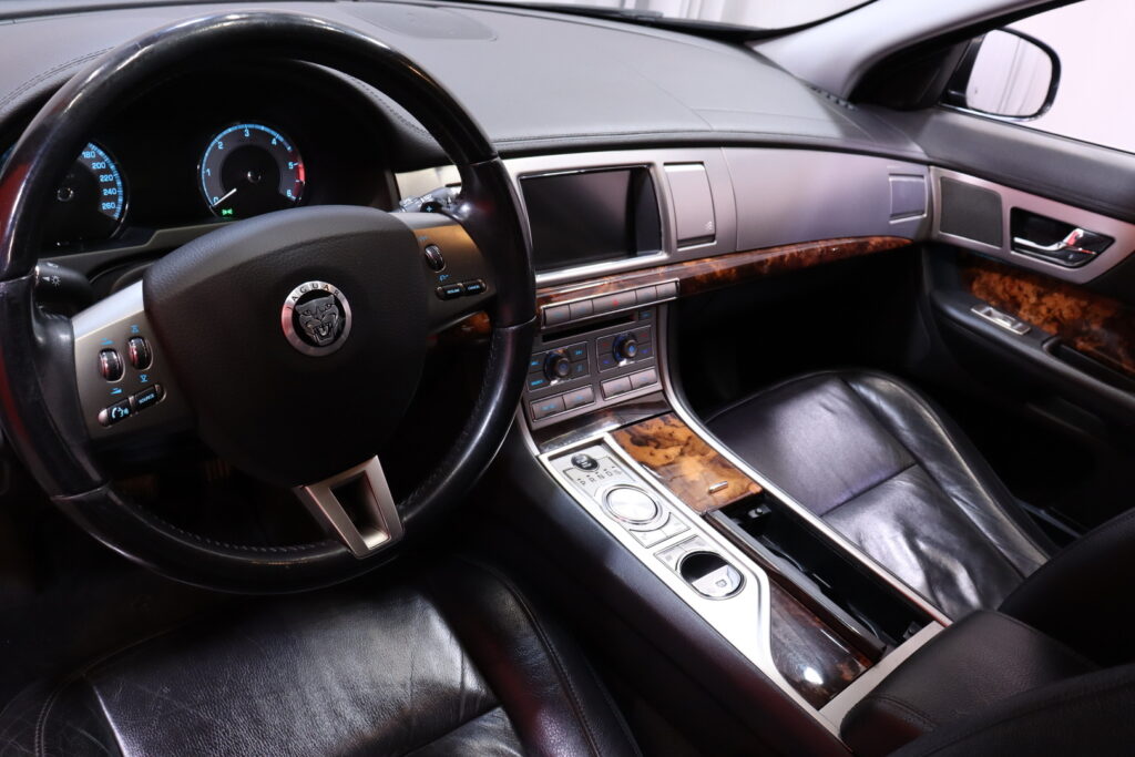 Jaguar - XF - XF Sedan (AA) 4ov 2997cm3 A // MYYDÄÄN HUUTOKAUPAT.COM! / Luxury / Navi / Lämmitettävät etuistuimet / Nahkaverhoilu / Vakkari // Jaguar - XF - XF Sedan (AA) 4ov 2997cm3 A // MYYDÄÄN HUUTOKAUPAT.COM! / Luxury / Navi / Lämmitettävät etuistuimet / Nahkaverhoilu / Vakkari // - Sedan