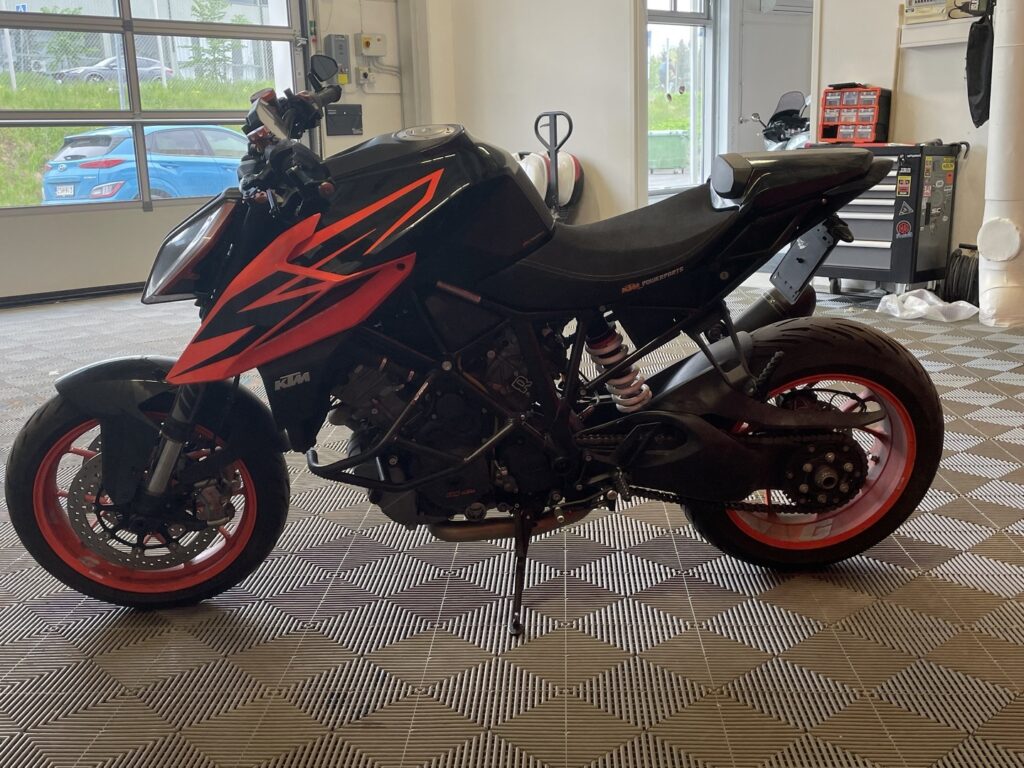 KTM - 1290 - Super Duke R // Juuri tullut / Suomi pyörä / Akrapovic / Kaatumaraudat // KTM - 1290 - Super Duke R // Juuri tullut / Suomi pyörä / Akrapovic / Kaatumaraudat // - Moottoripyörä