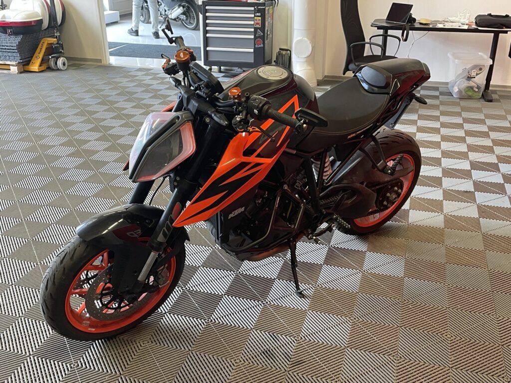 KTM - 1290 - Super Duke R // Juuri tullut / Suomi pyörä / Akrapovic / Kaatumaraudat // KTM - 1290 - Super Duke R // Juuri tullut / Suomi pyörä / Akrapovic / Kaatumaraudat // - Moottoripyörä