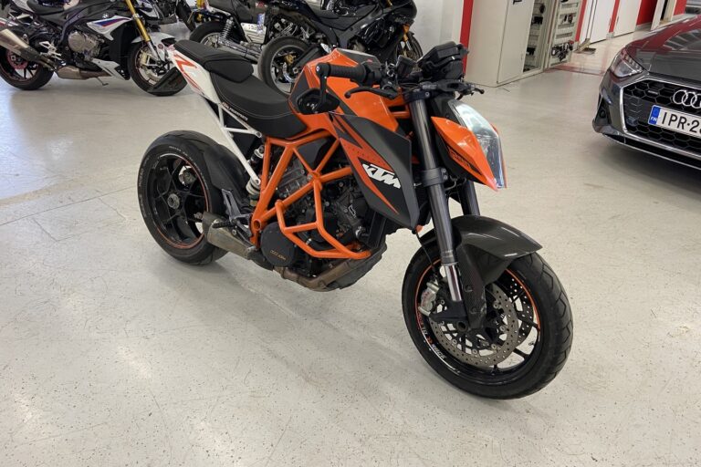 KTM - 1290 - Super Duke R // Huoltokirja / Akrapovic / Rottweiler / Powerparts // - Moottoripyörä