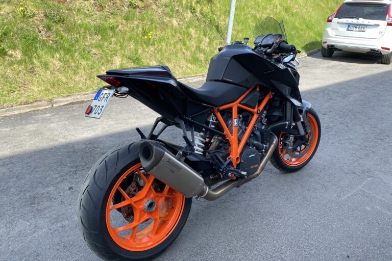 KTM - 1290 - Super Duke R // Juuri saapunut! / Akrapovic / Ducktail // - Moottoripyörä