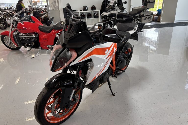 KTM - 1290 - Super Duke GT // Juuri saapunut! / Shifter / Laukut // - Moottoripyörä