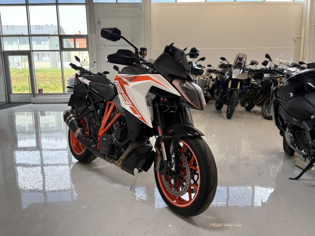 KTM - 1290 - Super Duke GT // Juuri saapunut! / Shifter / Laukut // - Moottoripyörä