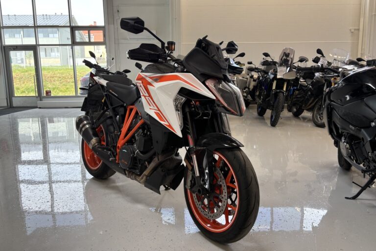 KTM - 1290 - Super Duke GT // Juuri saapunut! / Shifter / Laukut // - Moottoripyörä