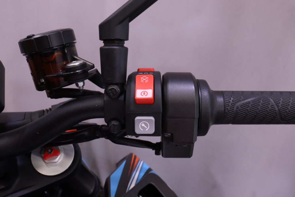 KTM - 1290 - SUPER DUKE R // ABS / LED / Vakionopeudensäädin / Ajotilan valitsin / LED / Bluetooth // KTM - 1290 - SUPER DUKE R // ABS / LED / Vakionopeudensäädin / Ajotilan valitsin / LED / Bluetooth // - Moottoripyörä