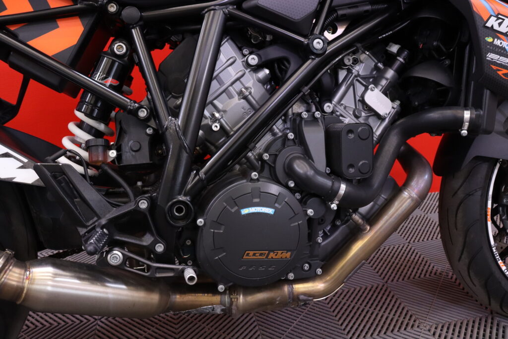 KTM - 1290 - SUPER DUKE R // ABS / LED / Vakionopeudensäädin / Ajotilan valitsin / LED / Bluetooth // KTM - 1290 - SUPER DUKE R // ABS / LED / Vakionopeudensäädin / Ajotilan valitsin / LED / Bluetooth // - Moottoripyörä
