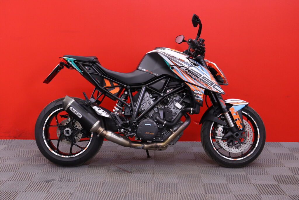 KTM - 1290 - SUPER DUKE R // ABS / LED / Vakionopeudensäädin / Ajotilan valitsin / LED / Bluetooth // KTM - 1290 - SUPER DUKE R // ABS / LED / Vakionopeudensäädin / Ajotilan valitsin / LED / Bluetooth // - Moottoripyörä