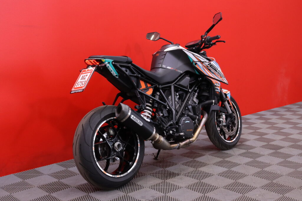 KTM - 1290 - SUPER DUKE R // ABS / LED / Vakionopeudensäädin / Ajotilan valitsin / LED / Bluetooth // KTM - 1290 - SUPER DUKE R // ABS / LED / Vakionopeudensäädin / Ajotilan valitsin / LED / Bluetooth // - Moottoripyörä