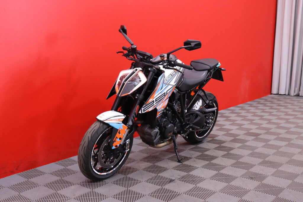 KTM - 1290 - SUPER DUKE R // ABS / LED / Vakionopeudensäädin / Ajotilan valitsin / LED / Bluetooth // KTM - 1290 - SUPER DUKE R // ABS / LED / Vakionopeudensäädin / Ajotilan valitsin / LED / Bluetooth // - Moottoripyörä