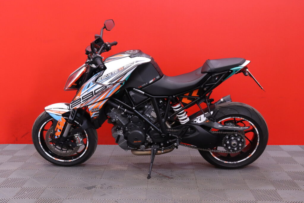 KTM - 1290 - SUPER DUKE R // ABS / LED / Vakionopeudensäädin / Ajotilan valitsin / LED / Bluetooth // KTM - 1290 - SUPER DUKE R // ABS / LED / Vakionopeudensäädin / Ajotilan valitsin / LED / Bluetooth // - Moottoripyörä