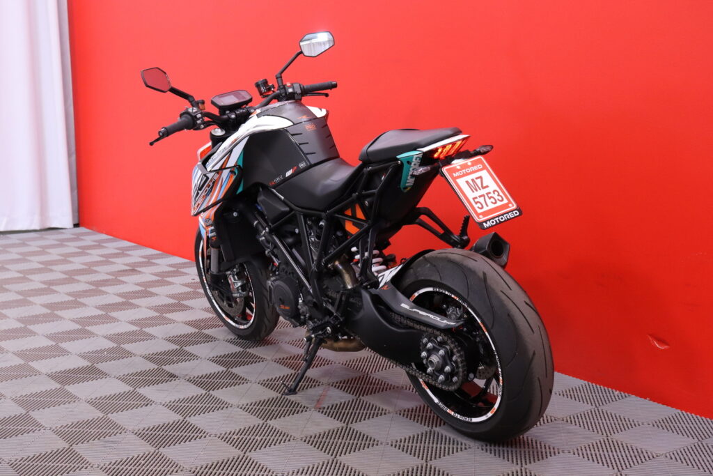 KTM - 1290 - SUPER DUKE R // ABS / LED / Vakionopeudensäädin / Ajotilan valitsin / LED / Bluetooth // KTM - 1290 - SUPER DUKE R // ABS / LED / Vakionopeudensäädin / Ajotilan valitsin / LED / Bluetooth // - Moottoripyörä