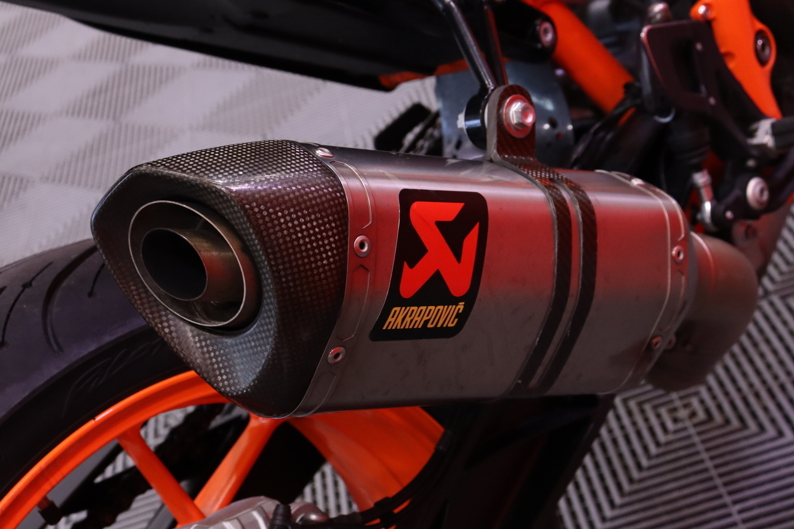KTM - 690 - Duke R // Akrapovic / UUDEMPI MALLI, TFT MIttari /  / ABS + TC // - Moottoripyörä