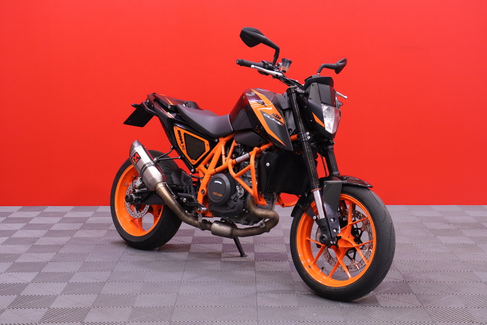KTM - 690 - Duke R // Akrapovic / UUDEMPI MALLI, TFT MIttari /  / ABS + TC // - Moottoripyörä