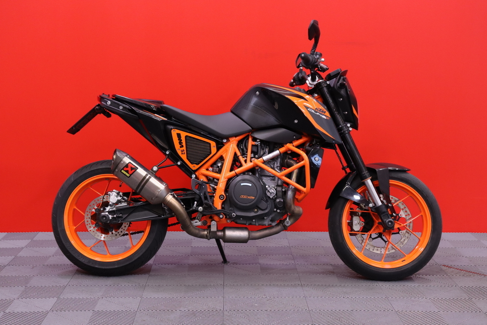 KTM - 690 - Duke R // Akrapovic / UUDEMPI MALLI, TFT MIttari /  / ABS + TC // - Moottoripyörä