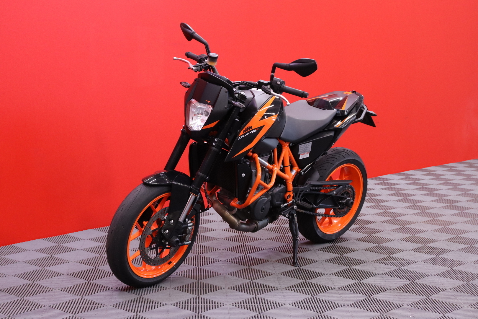 KTM - 690 - Duke R // Akrapovic / UUDEMPI MALLI, TFT MIttari /  / ABS + TC // - Moottoripyörä
