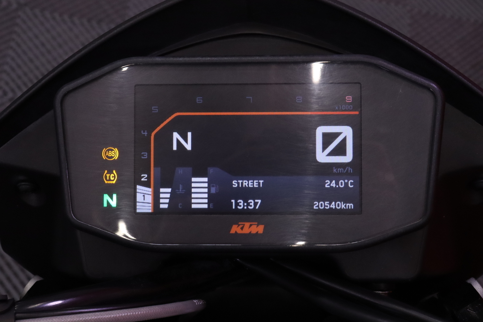 KTM - 690 - Duke R // Akrapovic / UUDEMPI MALLI, TFT MIttari /  / ABS + TC // - Moottoripyörä