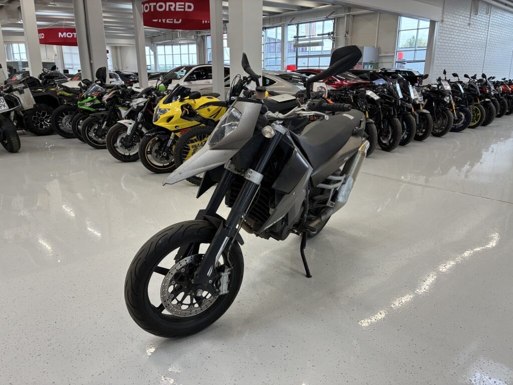 KTM - 690 - SM // Juuri saapunut! / 2.Om. Suomi-pyörä / Huoltokirja // KTM - 690 - SM // Juuri saapunut! / 2.Om. Suomi-pyörä / Huoltokirja // - Moottoripyörä
