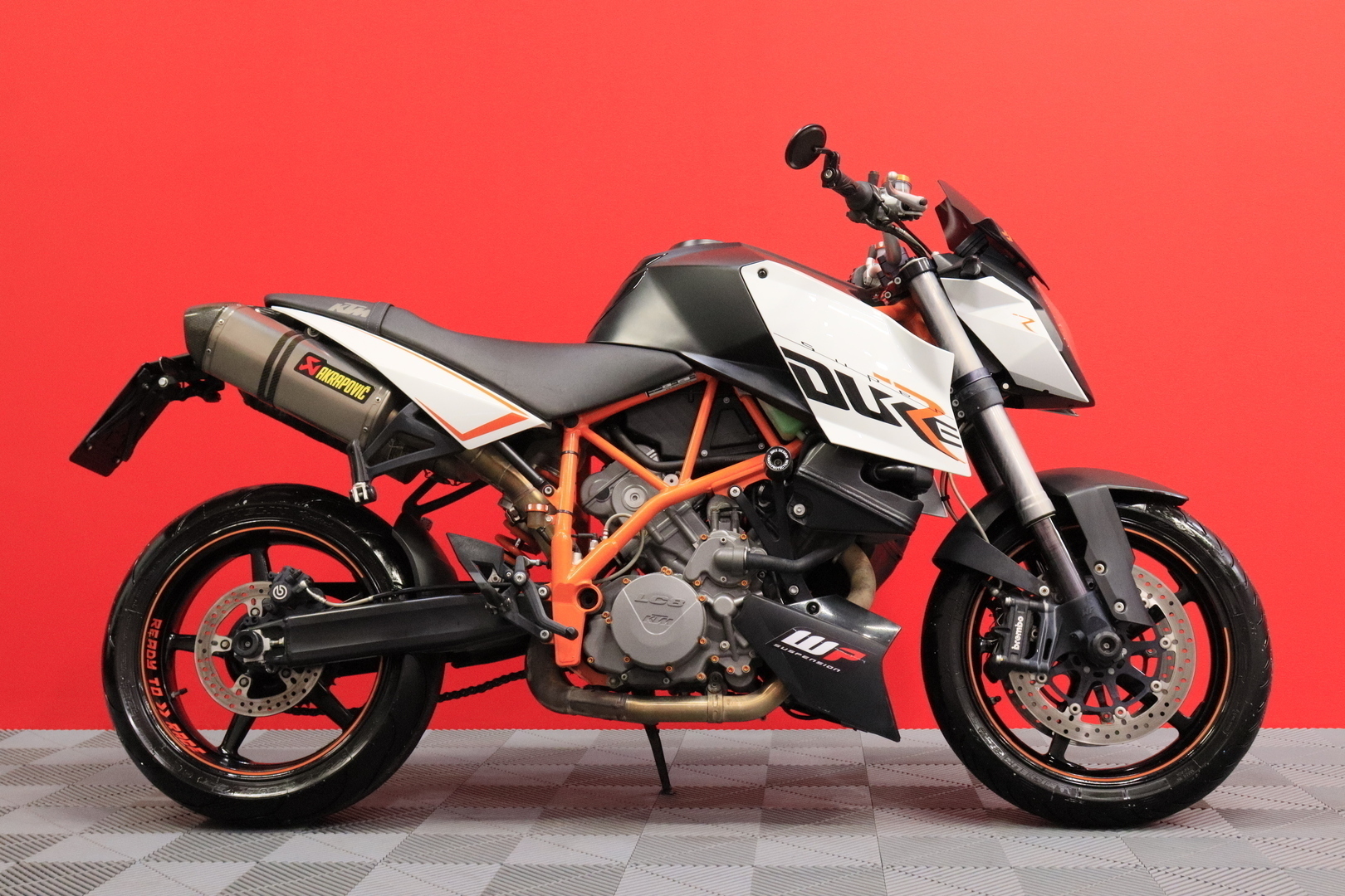 KTM - 990 - Super Duke R // Suomi-pyörä / Akrapovic slipari / Huoltokirja / Ohjausiskari / Kaatumatapit // - Moottoripyörä