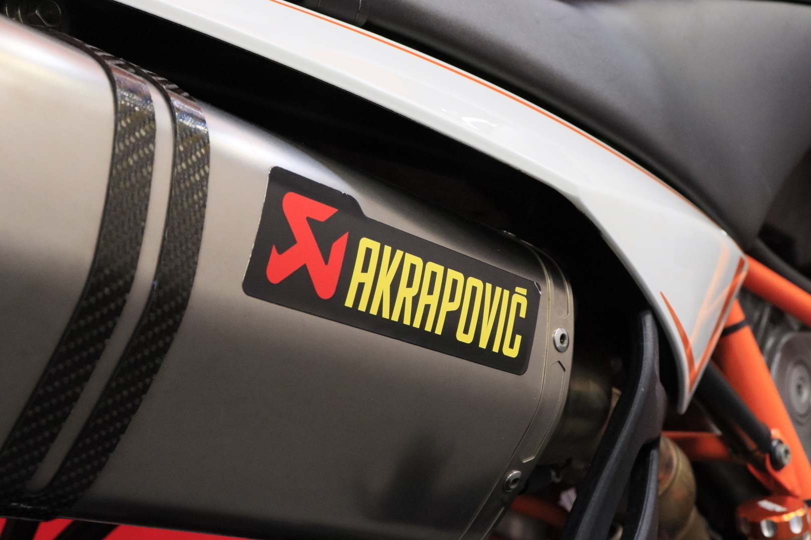 KTM - 990 - Super Duke R // Suomi-pyörä / Akrapovic slipari / Huoltokirja / Ohjausiskari / Kaatumatapit // - Moottoripyörä