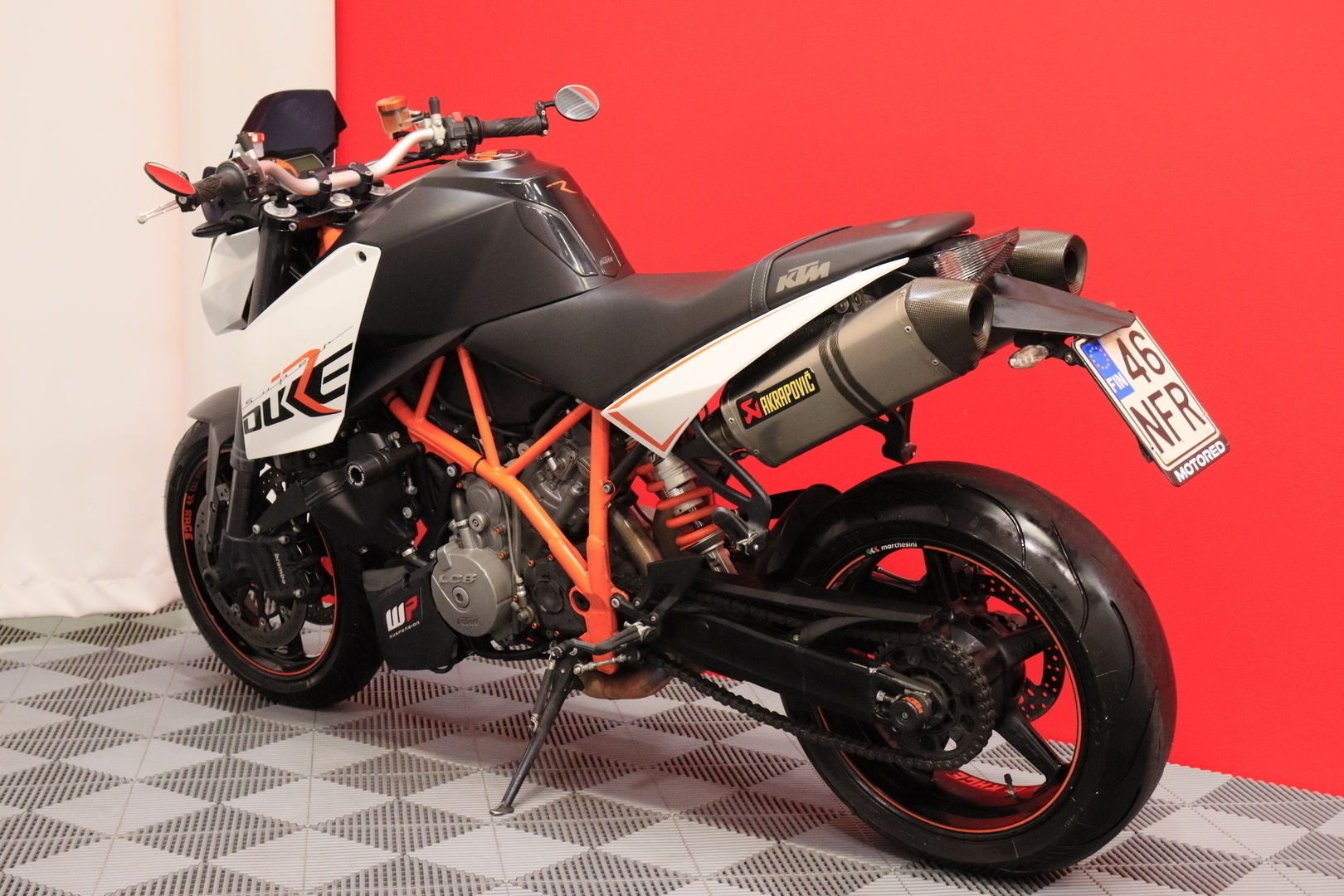 KTM - 990 - Super Duke R // Suomi-pyörä / Akrapovic slipari / Huoltokirja / Ohjausiskari / Kaatumatapit // - Moottoripyörä