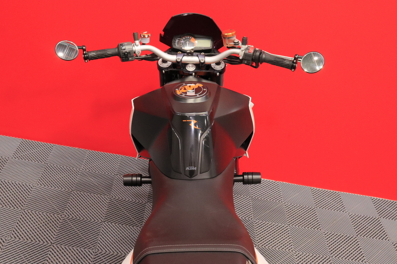 KTM - 990 - Super Duke R // Suomi-pyörä / Akrapovic slipari / Huoltokirja / Ohjausiskari / Kaatumatapit // - Moottoripyörä