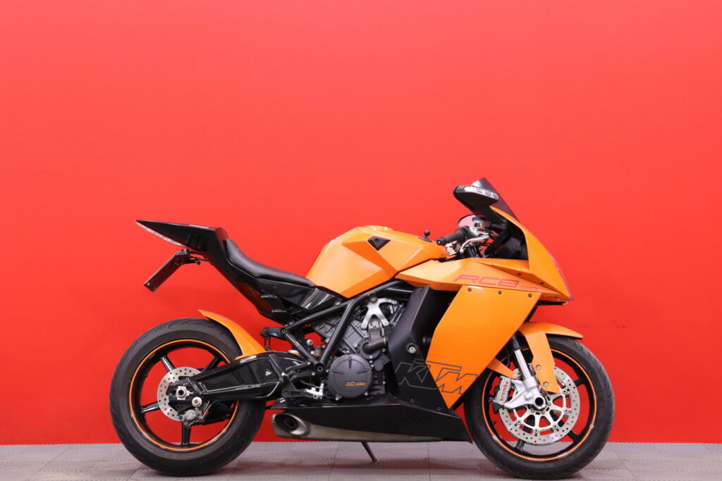 KTM - RC - 8 // Suomi-pyörä / Huoltokirja / Ohjausiskari / Brembo / 3x avain // KTM - RC - 8 // Suomi-pyörä / Huoltokirja / Ohjausiskari / Brembo / 3x avain // - Moottoripyörä