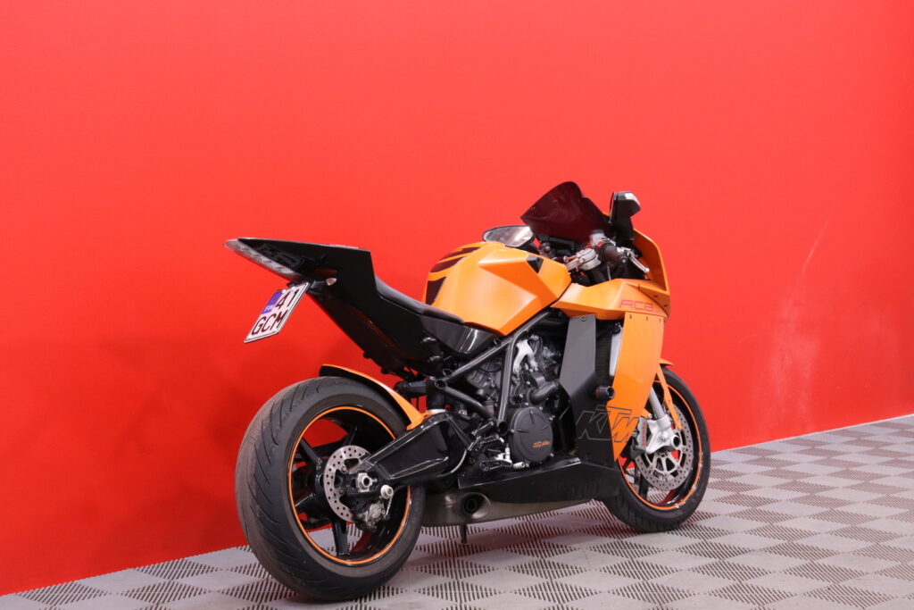 KTM - RC - 8 // Suomi-pyörä / Huoltokirja / Ohjausiskari / Brembo / 3x avain // KTM - RC - 8 // Suomi-pyörä / Huoltokirja / Ohjausiskari / Brembo / 3x avain // - Moottoripyörä