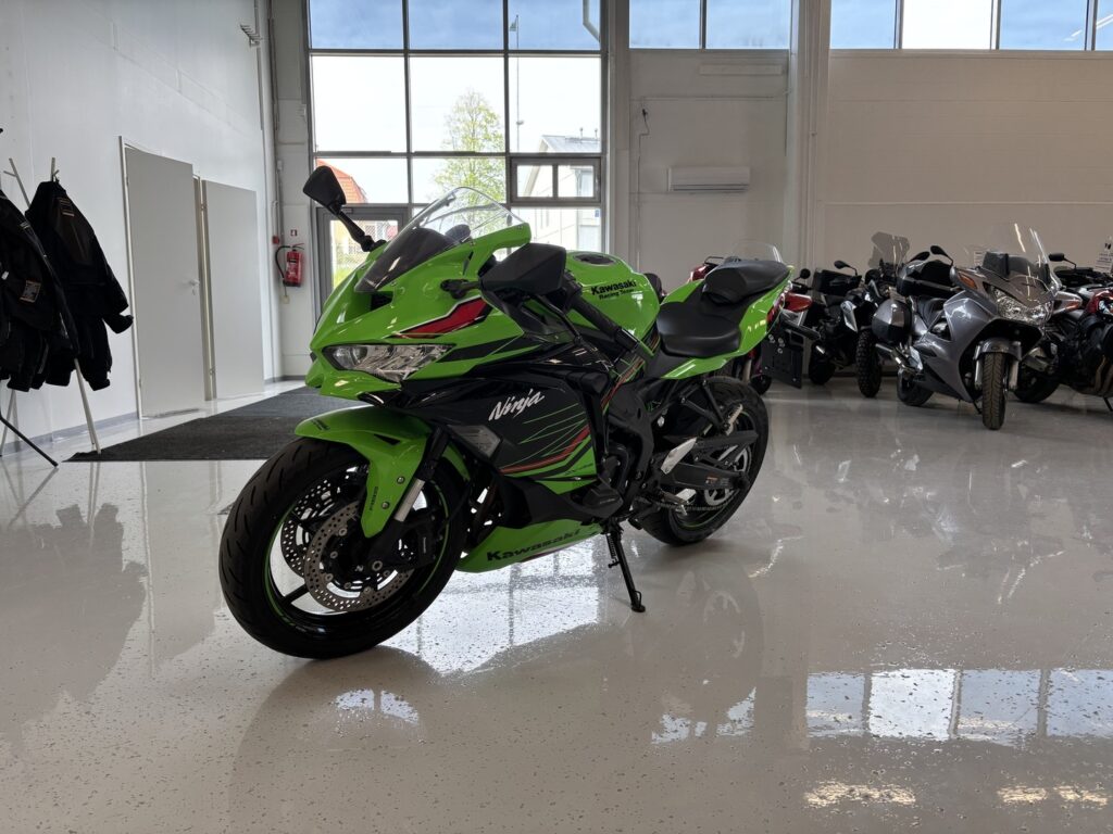 Kawasaki - NINJA - ZX-4RR // Juuri saapunut! / 1. om. / Suomi-pyörä / Shfteri / Säädettävä alusta / Huoltokirja // Kawasaki - NINJA - ZX-4RR // Juuri saapunut! / 1. om. / Suomi-pyörä / Shfteri / Säädettävä alusta / Huoltokirja // - Moottoripyörä