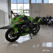 Kawasaki - NINJA - ZX-4RR // Juuri saapunut! / 1. om. / Suomi-pyörä / Shfteri / Säädettävä alusta / Huoltokirja // - Moottoripyörä