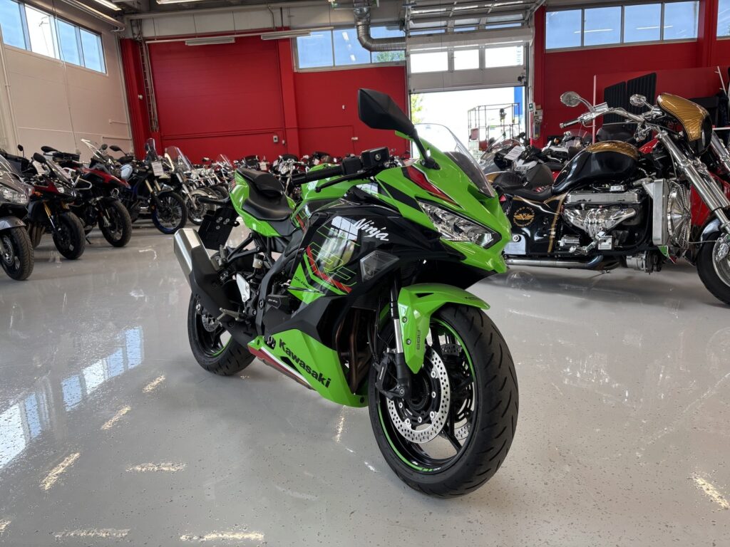 Kawasaki - NINJA - ZX-4RR // Juuri saapunut! / 1. om. / Suomi-pyörä / Shfteri / Säädettävä alusta / Huoltokirja // - Moottoripyörä