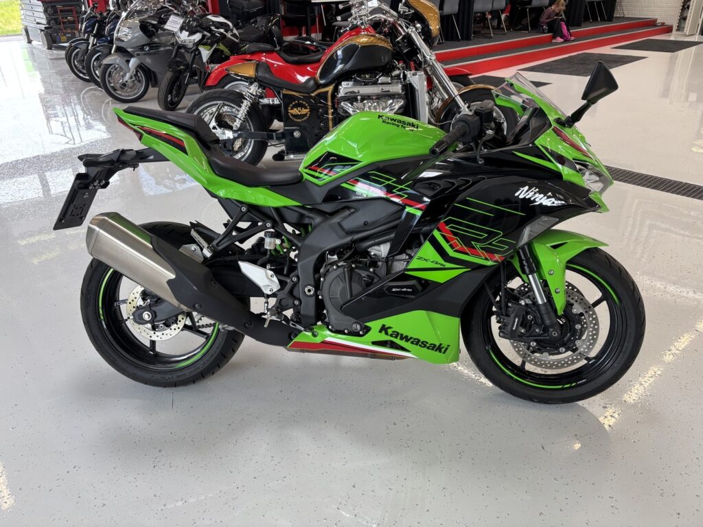 Kawasaki - NINJA - ZX-4RR // Juuri saapunut! / 1. om. / Suomi-pyörä / Shfteri / Säädettävä alusta / Huoltokirja // Kawasaki - NINJA - ZX-4RR // Juuri saapunut! / 1. om. / Suomi-pyörä / Shfteri / Säädettävä alusta / Huoltokirja // - Moottoripyörä