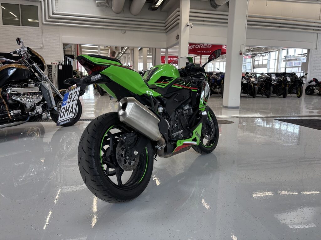 Kawasaki - NINJA - ZX-4RR // Juuri saapunut! / 1. om. / Suomi-pyörä / Shfteri / Säädettävä alusta / Huoltokirja // Kawasaki - NINJA - ZX-4RR // Juuri saapunut! / 1. om. / Suomi-pyörä / Shfteri / Säädettävä alusta / Huoltokirja // - Moottoripyörä