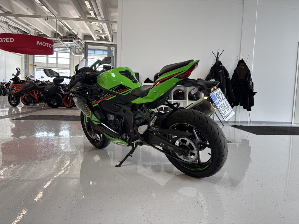 Kawasaki - NINJA - ZX-4RR // Juuri saapunut! / 1. om. / Suomi-pyörä / Shfteri / Säädettävä alusta / Huoltokirja // Kawasaki - NINJA - ZX-4RR // Juuri saapunut! / 1. om. / Suomi-pyörä / Shfteri / Säädettävä alusta / Huoltokirja // - Moottoripyörä